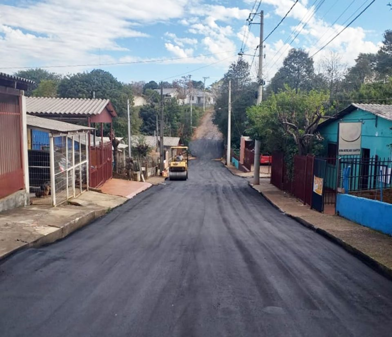 Rua Rodolfo Rogowski recebe cobertura asfáltica