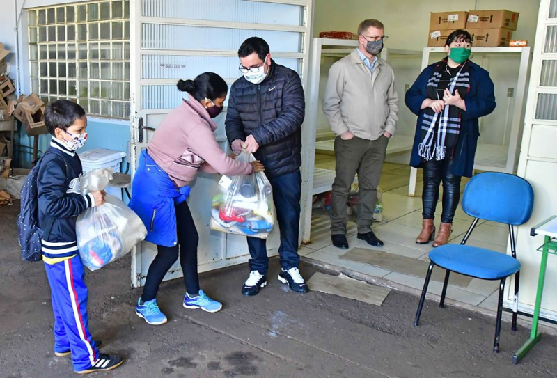 Alimentos da merenda escolar são repassados a famílias de baixa renda