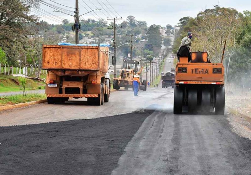 Secretaria de Obras recupera asfalto da Avenida Salgado Filho