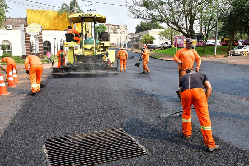 Rua 25 de Julho recebe asfalto após receber obras de contenção a alagamentos
