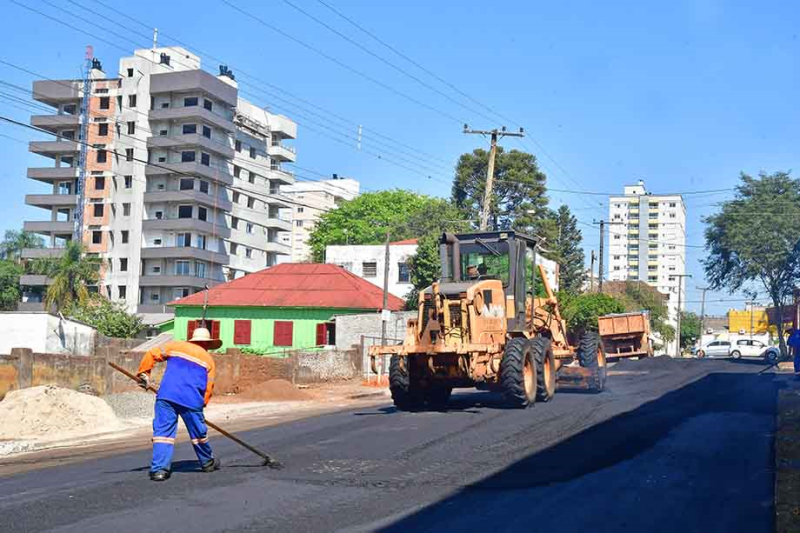 Obras de pavimentação asfáltica e pluvial nos quatro cantos da cidade