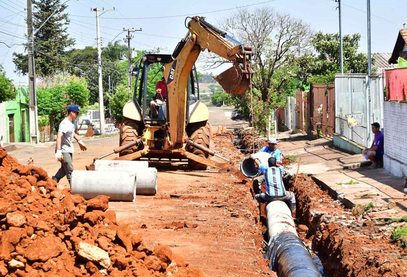 Prefeitura constrói rede pluvial no Bairro Dytz