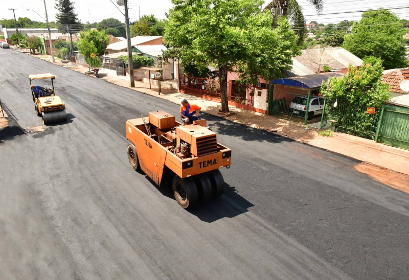 Bairro Dytz recebe obras de drenagem pluvial e asfaltamento