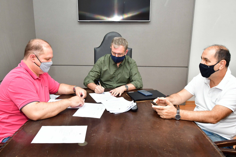 Prefeito autoriza início do asfaltamento à Barra do São João