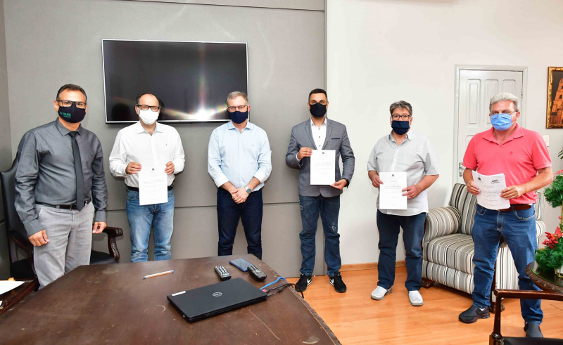 Prefeito empossa quatro secretários municipais