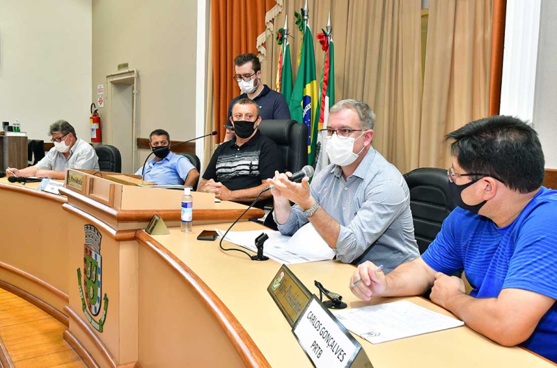 Prefeito detalha aos vereadores projeto de mudança na estrutura administrativa