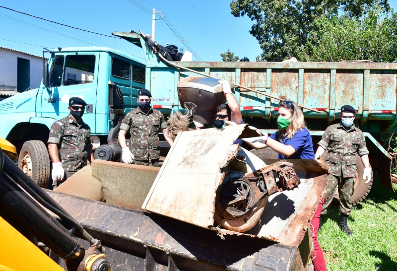 Mutirão contra a dengue recolhe entulhos