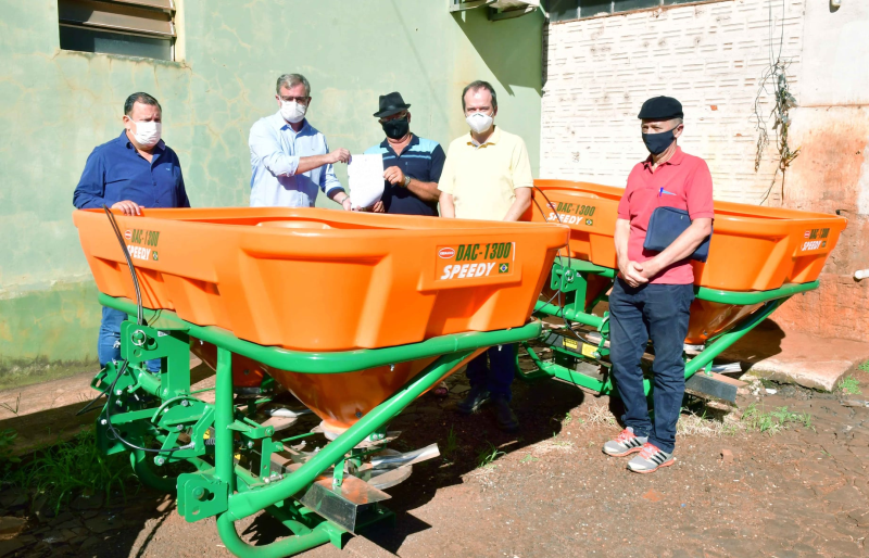 Governo Municipal entrega equipamentos para associações de produtores