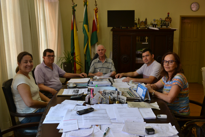 Andres assina ordem de serviço para construção de quadra na Escola Segundo 