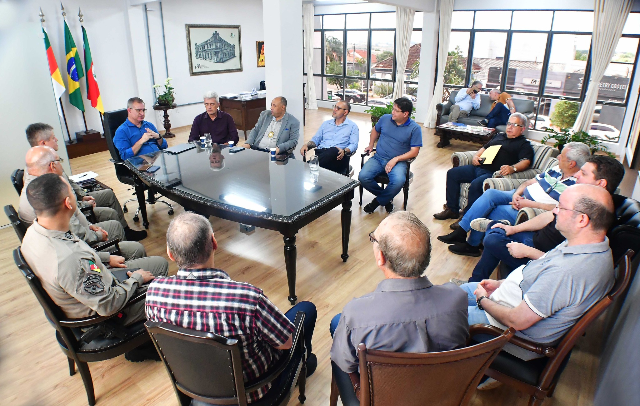 Prefeito reúne forças de segurança para debater apoio à contenção da violência