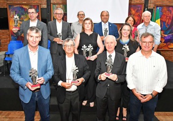 <p>Munic&iacute;pio condecora personalidades e a APAE</p>