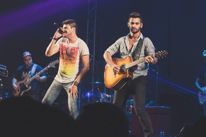 Júnior e William sobem ao palco na Praça Pinheiro Machado