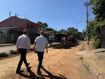 <p>Prefeito e superintendente regional da Corsan visitam obras de esta&ccedil;&otilde;es de bombeamento</p>