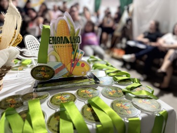 <p>Premia&ccedil;&atilde;o do Concurso Art&iacute;stico-Liter&aacute;rio re&uacute;ne grande p&uacute;blico na 21&ordf; Fenamilho Internacional</p>