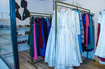 <p>Central Acolher oferece roupas de festa gratuitas por meio do Empr&eacute;stimo Social</p>