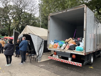 <p>Drive Thru Solid&aacute;rio arrecada 1500 pe&ccedil;as de roupas para a Campanha do Agasalho 2025</p>