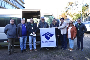 <p>Secretaria de Sa&uacute;de recebe van e 59 celulares da Receita Federal</p>