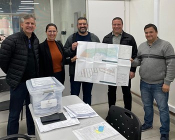 <p>Regulariza&ccedil;&atilde;o fundi&aacute;ria do Bairro Cristal avan&ccedil;a com entrega de documentos t&eacute;cnicos</p>