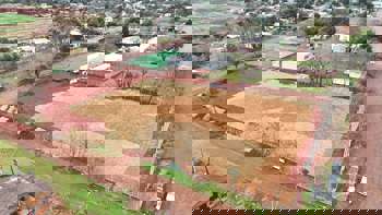 <p>Novo campo de futebol 11 est&aacute; sendo constru&iacute;do no bairro Indubras</p>