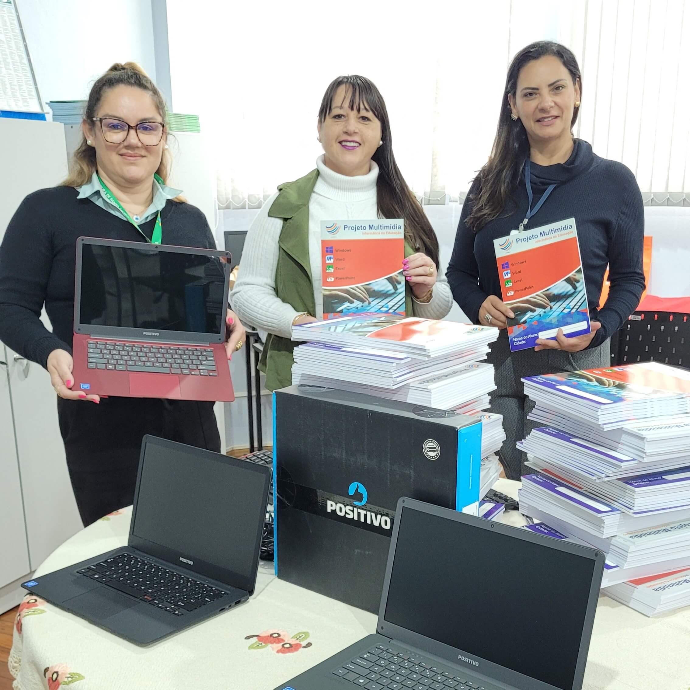 <p>Projeto Multim&iacute;dia: curso de Inform&aacute;tica B&aacute;sica e Pacote Office atende estudantes da rede municipal e estadual</p>