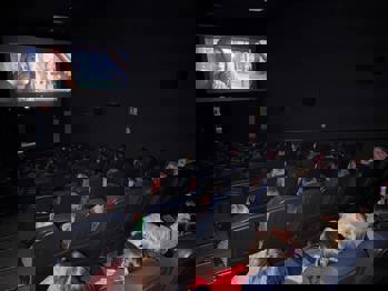 <p>Cine Lil&aacute;s re&uacute;ne cerca de 100 pessoas em sess&atilde;o especial pelo enfrentamento &agrave; viol&ecirc;ncia contra a mulher</p>