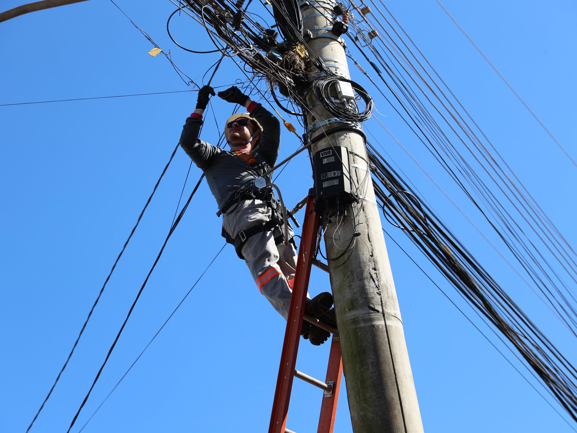 <p>SEMMADU realiza novo mutir&atilde;o de remo&ccedil;&atilde;o de cabos de telefonia&nbsp;</p>