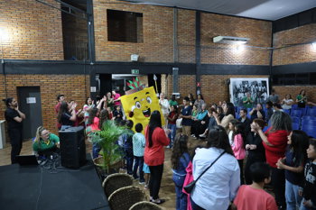 <p><span class="selectable-text copyable-text xkrh14z">Apresenta&ccedil;&atilde;o do mascote &ldquo;Arandu&rdquo; marca lan&ccedil;amento da programa&ccedil;&atilde;o da 10&ordf; Feira do Livro Multicultural</span></p>