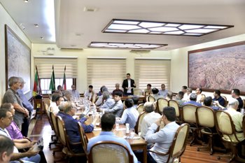 <p><span style="font-weight: 400;">Administra&ccedil;&atilde;o Municipal participa de reuni&atilde;o com DNIT e lideran&ccedil;as regionais sobre obras de infraestrutura vi&aacute;ria<br /></span></p>