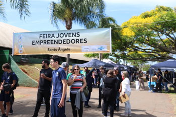 <p>4&ordf; Feira Jovens Empreendedores valoriza criatividade e protagonismo dos alunos da rede municipal</p>
