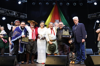 <p><span style="font-weight: 400;">&ldquo;Da Terra que Teve Dono&rdquo; &eacute; consagrada como grande vencedora do 16&ordm; Canto Missioneiro</span></p>