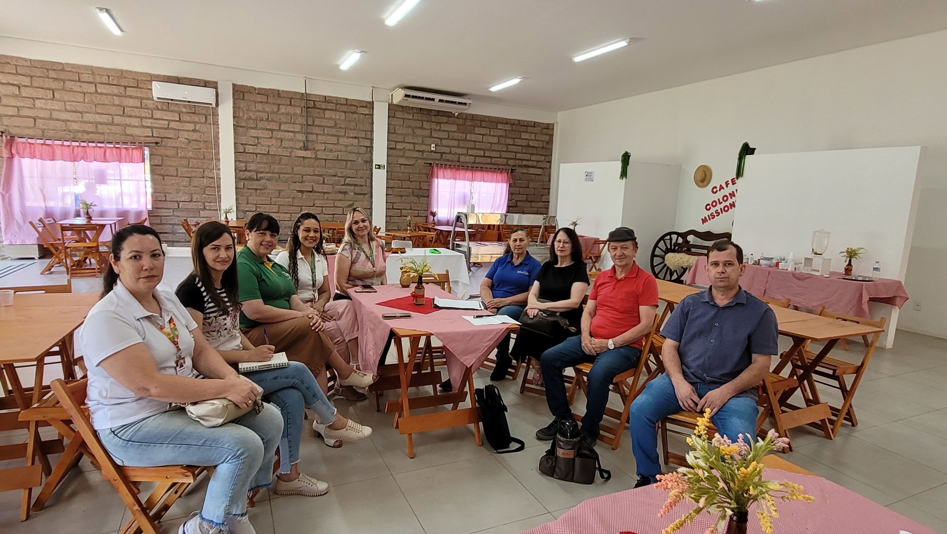 <p>Reuni&atilde;o discute organiza&ccedil;&atilde;o do calend&aacute;rio de fornecimento da agricultura familiar para 2026</p>