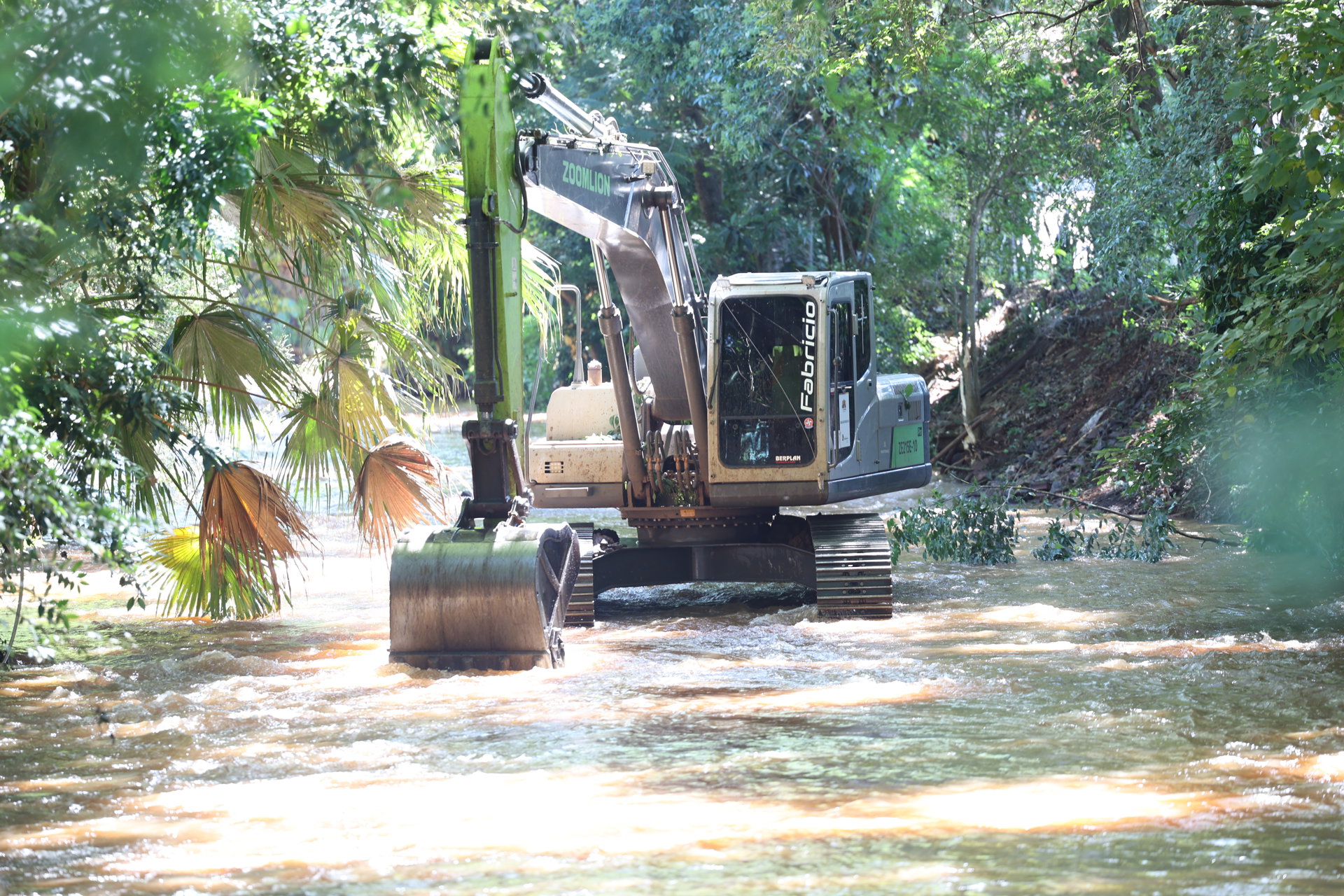 <p>Desassoreamento do Arroio Itaquarinchim avan&ccedil;a em Santo &Acirc;ngelo;&nbsp;800 metros c&uacute;bicos de sedimentos j&aacute; foram removidos</p>