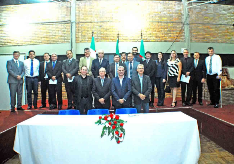 Empossados secretários e diretores de departamentos do município