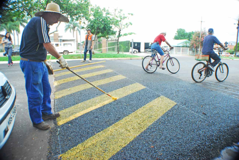 Prefeitura instala redutores de velocidade na Avenida Getúlio Vargas