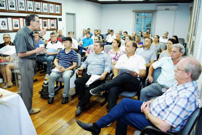 Controle Interno orienta equipe de colaboradores da administração