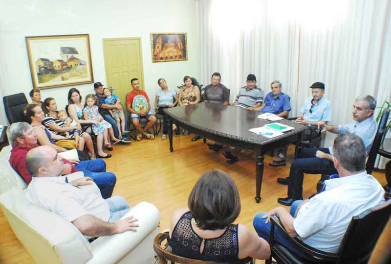 Prefeito reúne feirantes e anuncia levantamento nas propriedades rurais