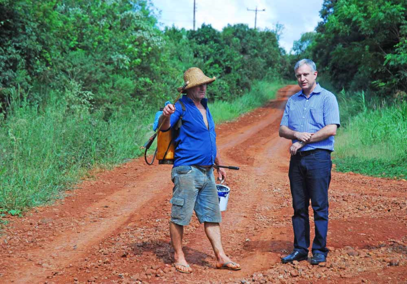 Prefeito acompanha obras e ouve moradores do interior