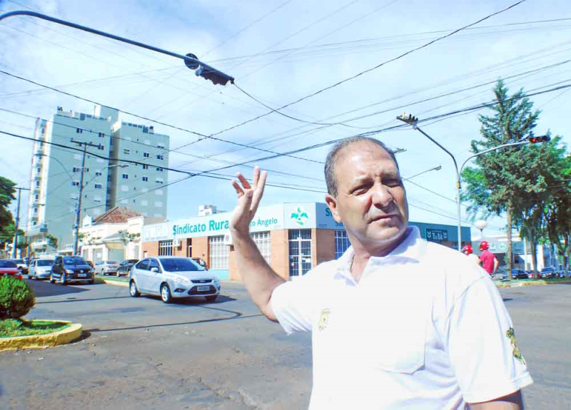 Semáforo central ganha três tempos