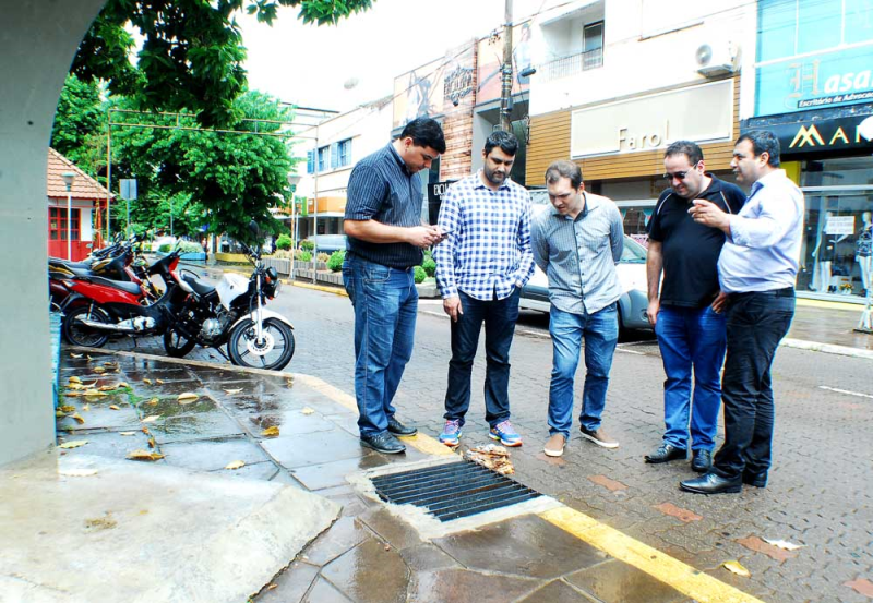Vazamento cloacal no calçadão a caminho de uma solução
