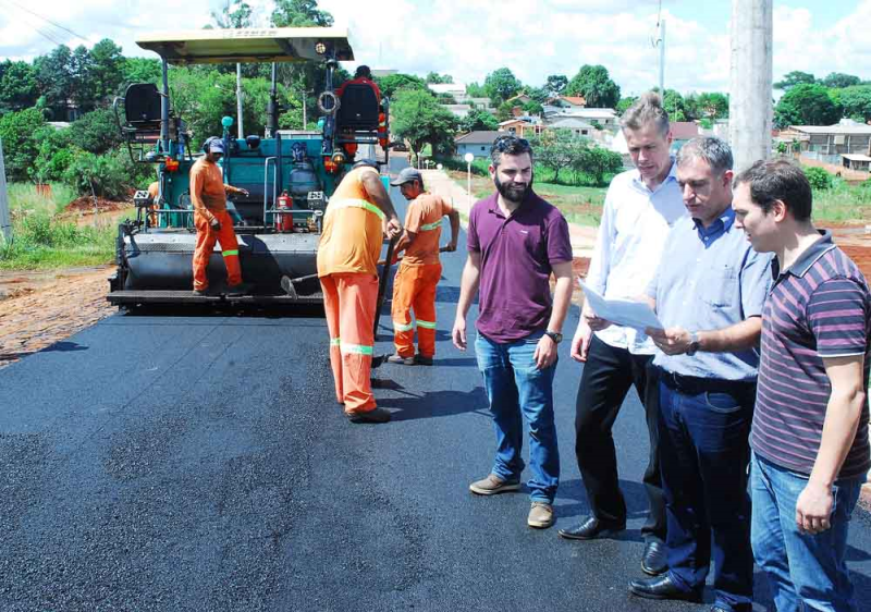 Prefeito volta a pedir agilidade em obras de asfaltamento