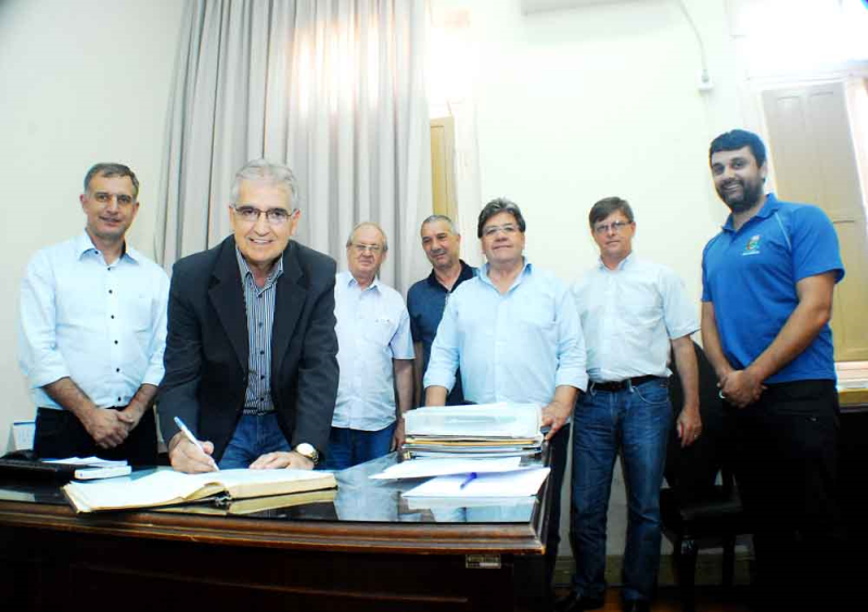 Queiroz assume interinamente a chefia do Executivo