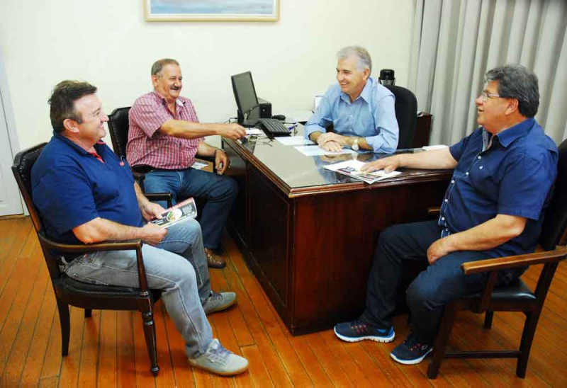 Prefeito em exercício recebe representantes de entidades