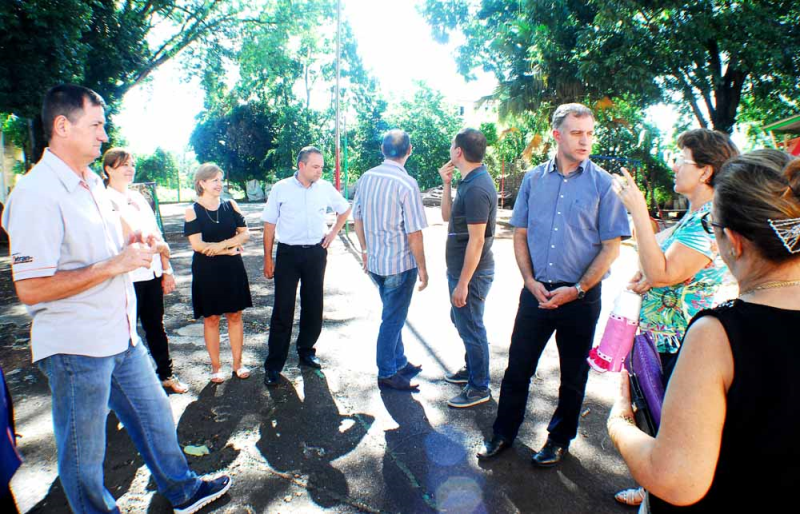 Prefeito visita Lar da Menina e ouve reivindicações da direção