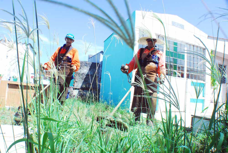 Secretaria de Obras trabalha na limpeza do Cemitério Roque Gonzales