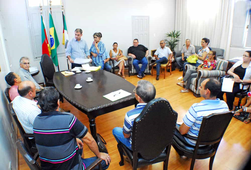 Moradores pedem auxílio para obras no ginásio do Bairro Pippi 