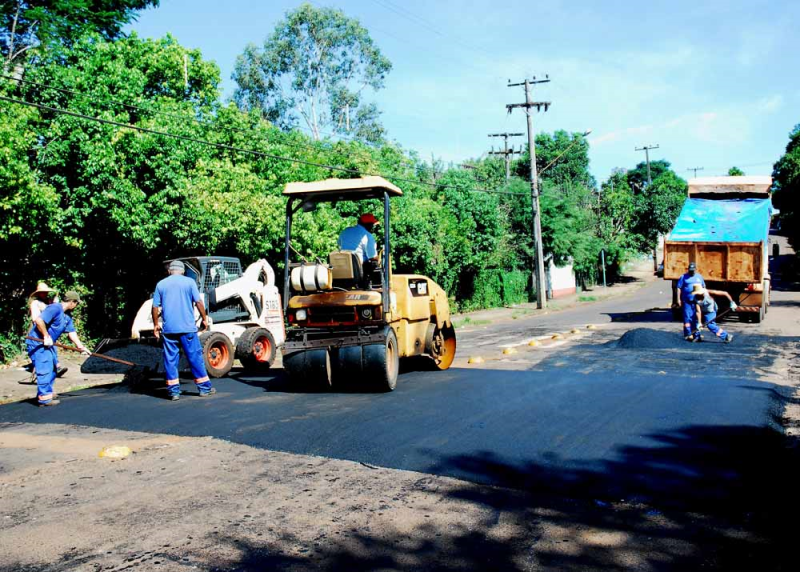 Prefeitura instala faixa elevada e nova sinalização em frente ao CIEP