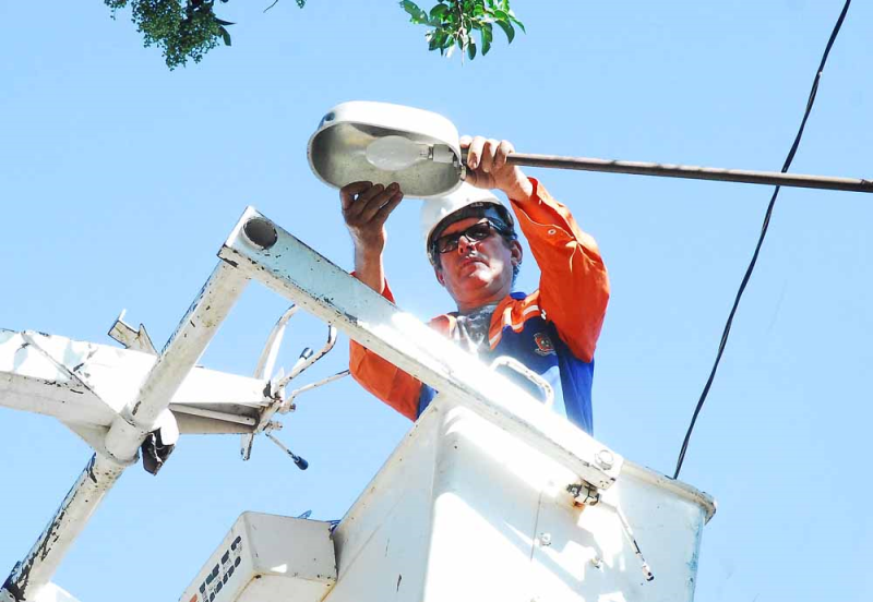 Secretaria de Obras trabalha na reposição da iluminação pública