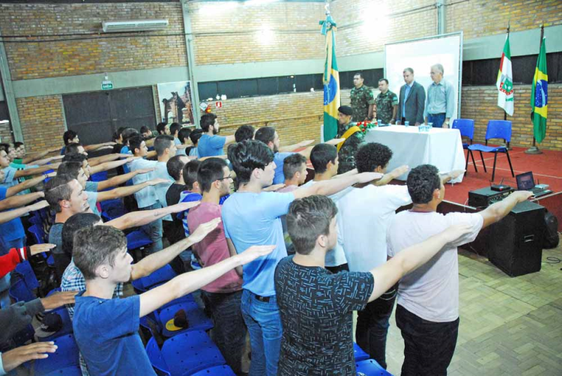 Prefeito prestigia cerimônia de dispensa militar