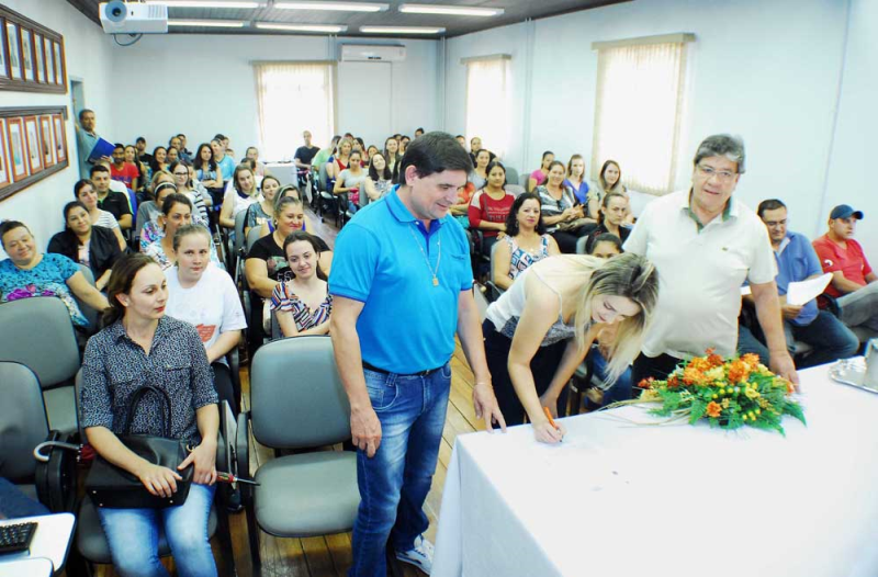 Administração dá posse a servidores temporários