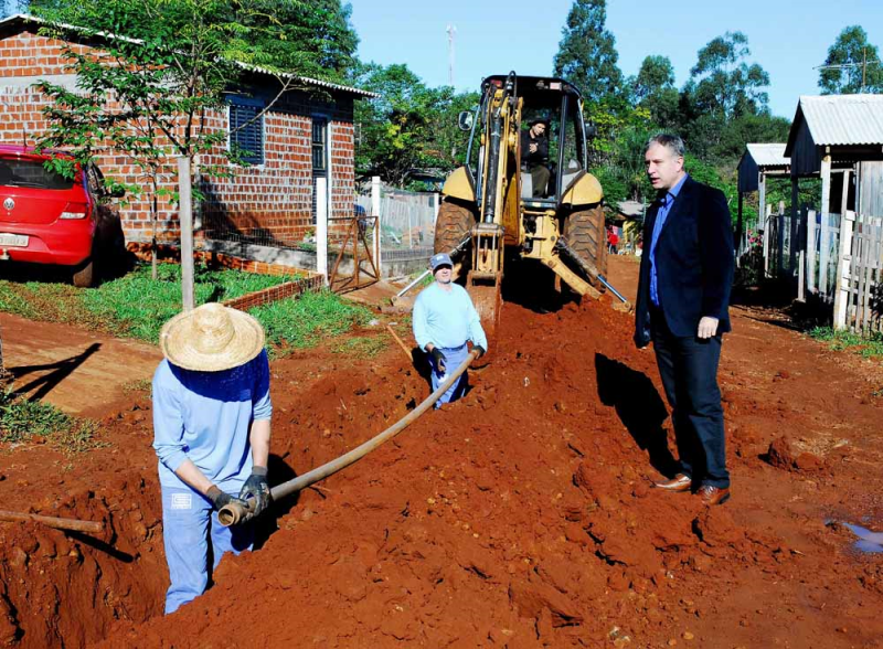 Município e Corsan trabalham na instalação de rede de água no Bairro Rosenthal
